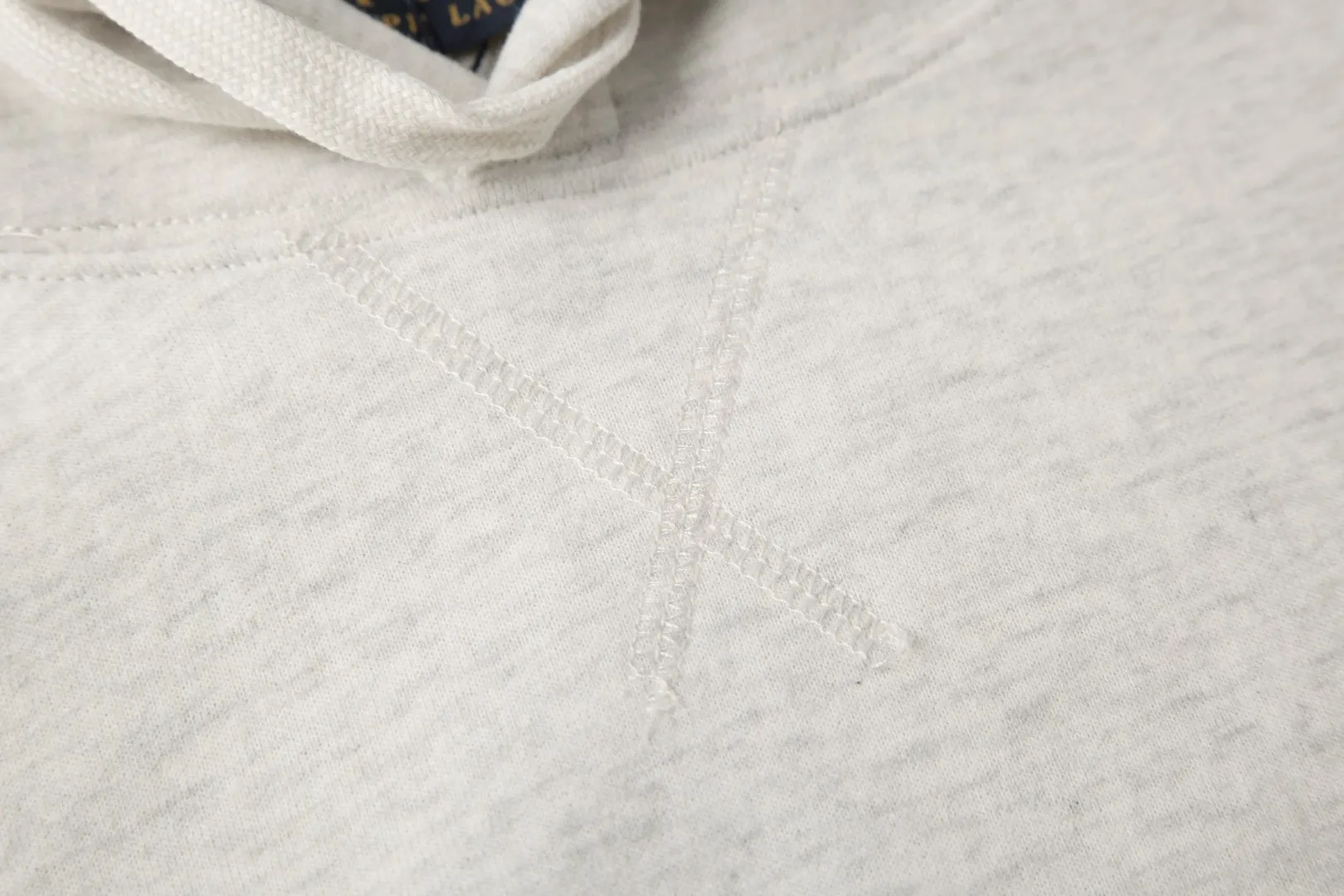 P240 White background picture [Evergreen for all seasons] Style number: 25003# Color: off-white/light pink/light blue/oatmeal gray/light floral gray/dark floral gray/red/brown/black and red label/black and white label/saffron label/hidden white label Size: S to 370g double-sided cotton heavyweight fabric✅ - Original same 7.5CM widened thread processing✅ - Front collar patchwork triangle block, four-needle six-thread topstitch design✅ - RL four-season classic style, loose fit, easy for both men and women to control, simple and clean, versatile, no mistakes, exposed topstitching, patchwork triangle, 1.3cm retro primary color hook drawstring, full of details